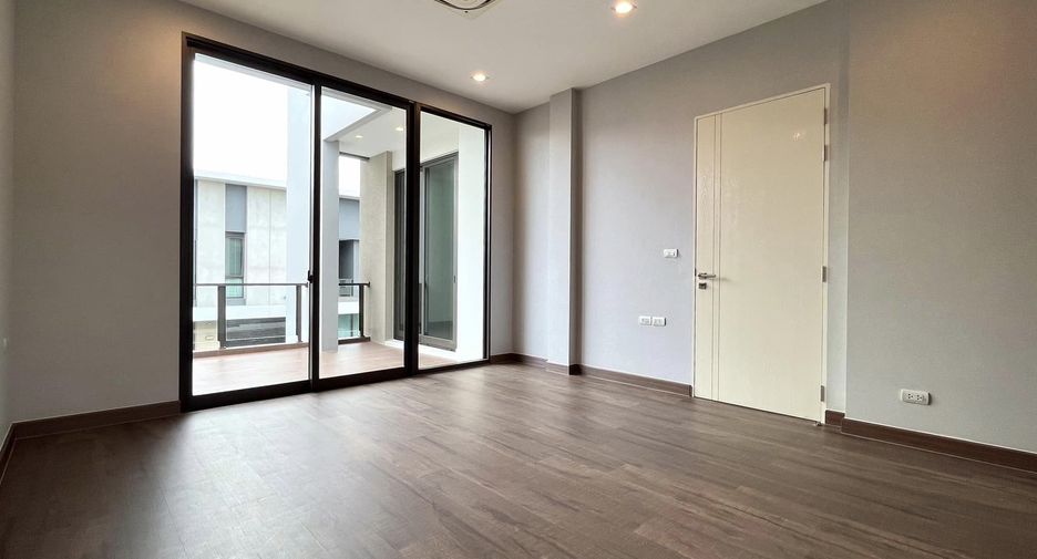 For sale 5 bedrooms house in Lat Phrao, Bangkok
