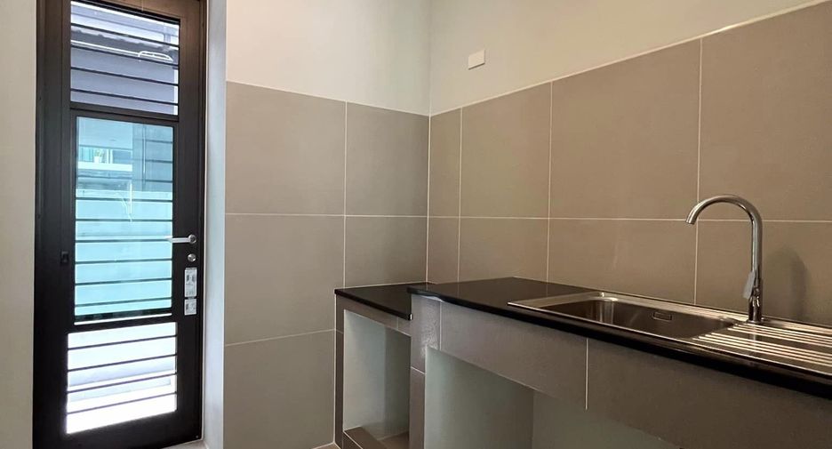 For sale 5 bedrooms house in Lat Phrao, Bangkok