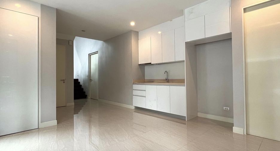For sale 5 bedrooms house in Lat Phrao, Bangkok