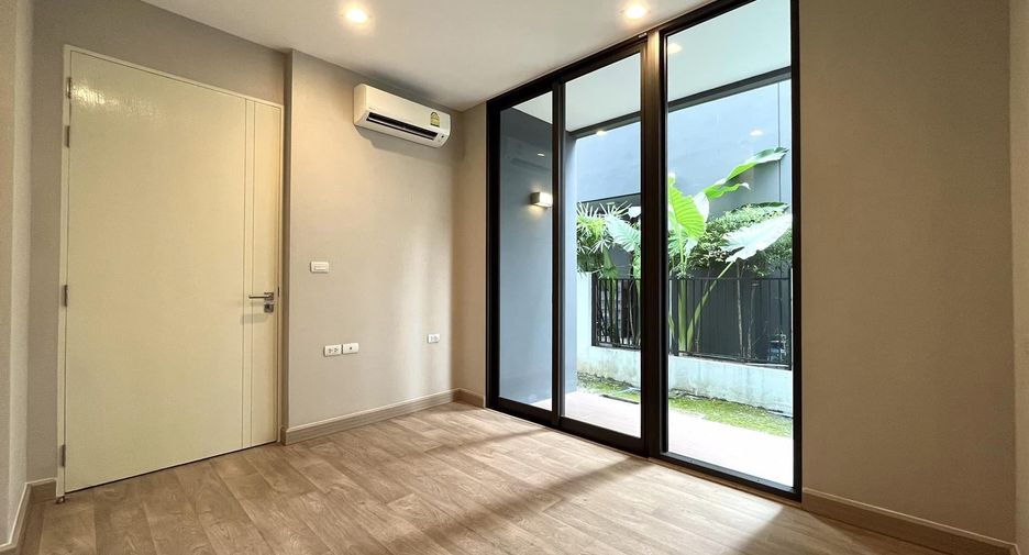 For sale 5 bedrooms house in Lat Phrao, Bangkok