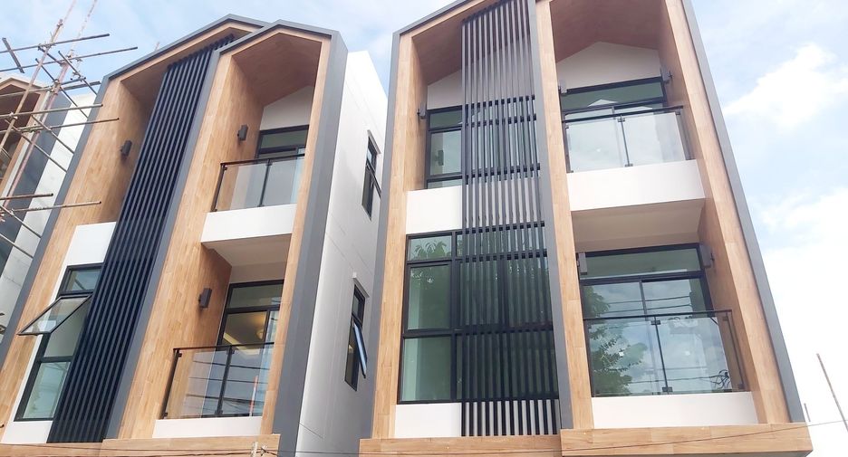 For sale 4 bedrooms house in Huai Khwang, Bangkok