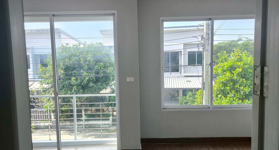 Casa adosada en venta de 3 habitaciones en Bang Kruai, Nonthaburi