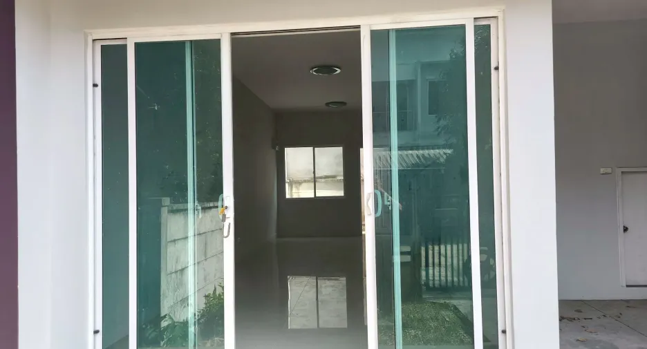 Casa adosada en venta de 3 habitaciones en Bang Kruai, Nonthaburi