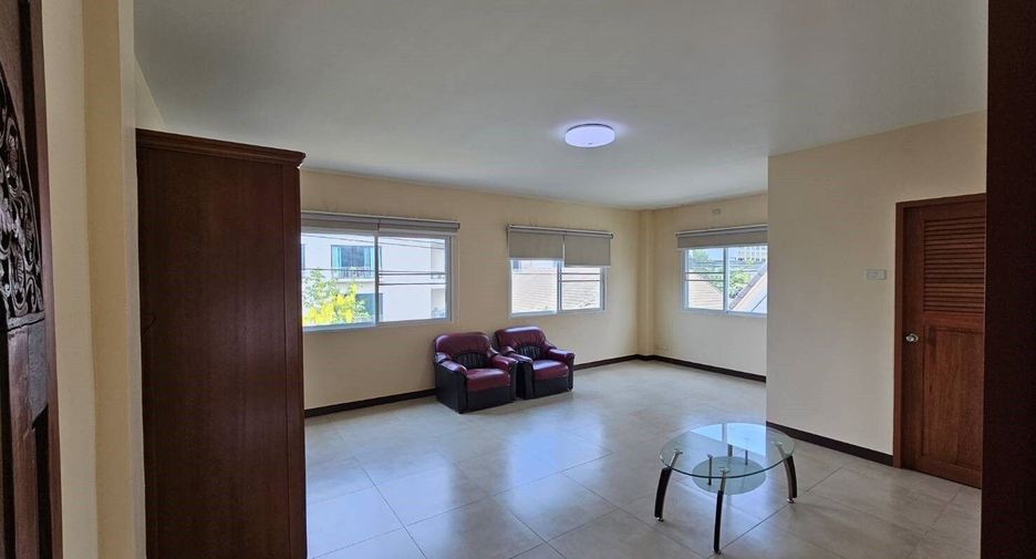 Casa en venta de 4 habitaciones en Phra Khanong, Bangkok