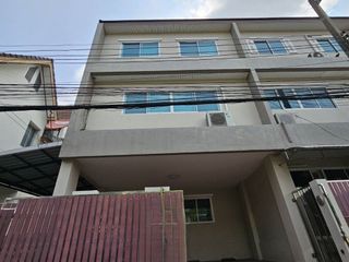 Casa en venta de 4 habitaciones en Phra Khanong, Bangkok