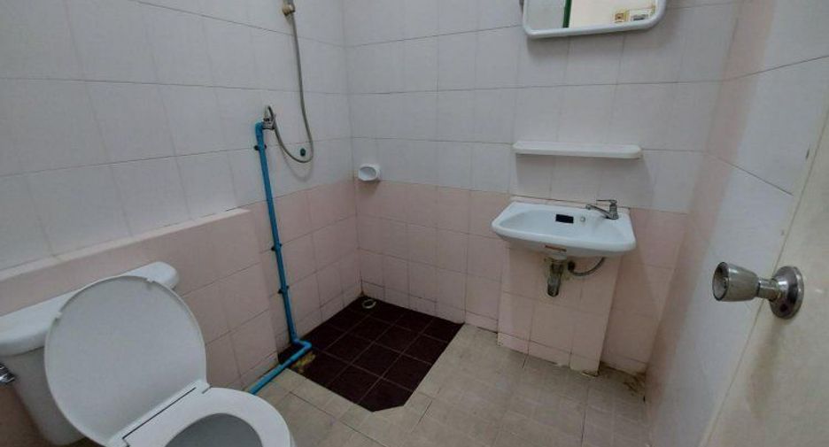 À vendre 2 chambres maison de ville à Mueang Chon Buri, Chonburi