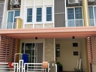 For sale 4 bedrooms townhouse in Mueang Samut Prakan, Samut Prakan