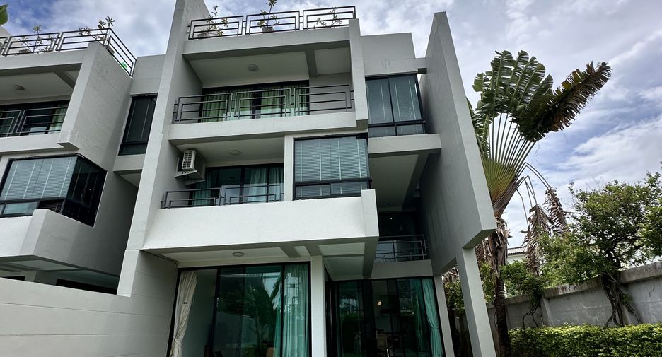 For rent 3 bedrooms villa in Mueang Phuket, Phuket