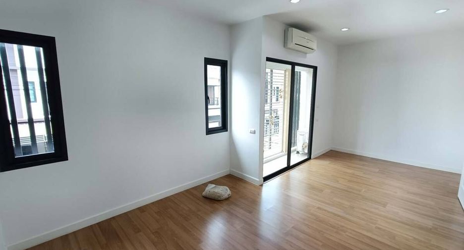 Reihenhaus zum Kauf mit 3 Zimmer in Sam Phran, Nakhon Pathom