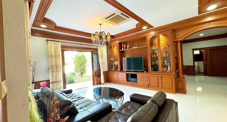 For sale 5 bedrooms house in Mueang Chiang Rai, Chiang Rai