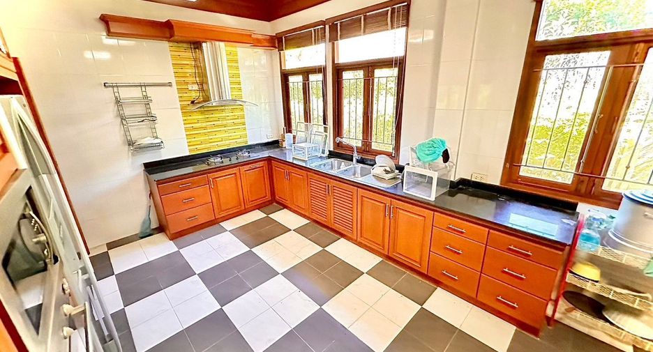For sale 5 bedrooms house in Mueang Chiang Rai, Chiang Rai