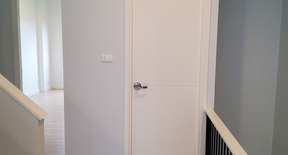 For sale 3 bedrooms townhouse in Saphan Sung, Bangkok