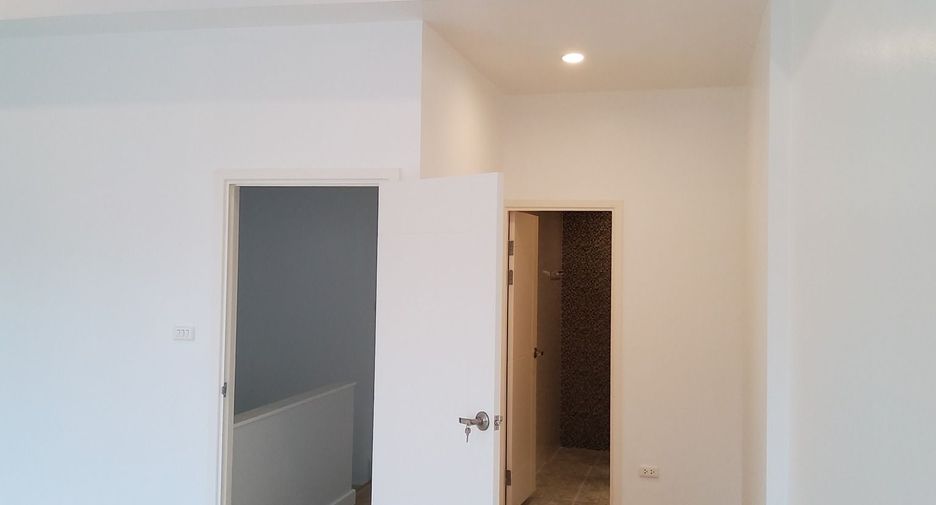 For sale 3 bedrooms townhouse in Saphan Sung, Bangkok