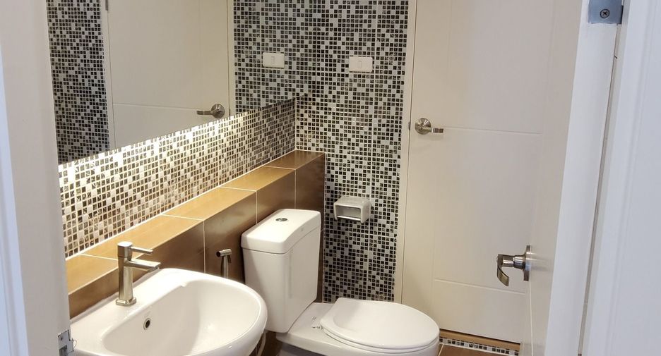 For sale 3 bedrooms townhouse in Saphan Sung, Bangkok