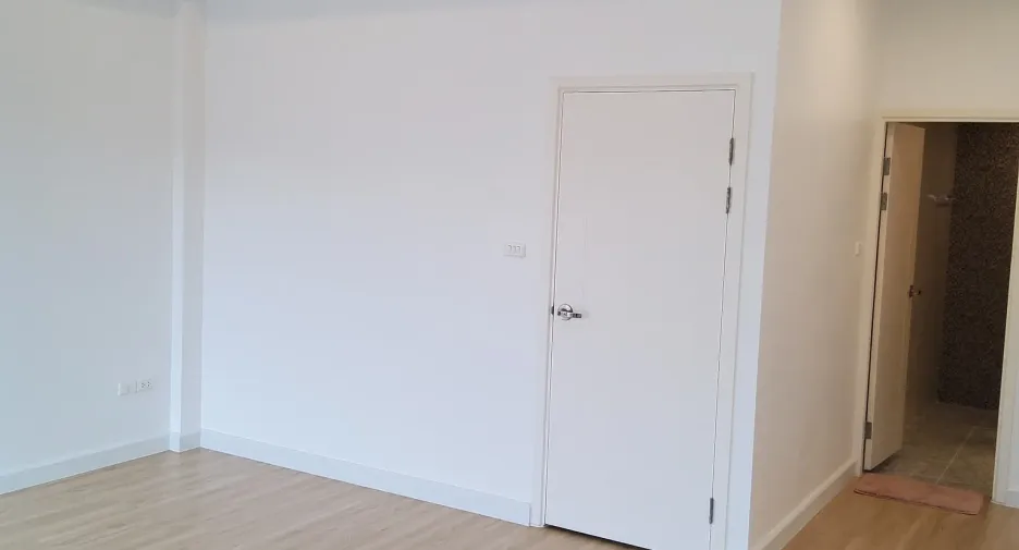 For sale 3 bedrooms townhouse in Saphan Sung, Bangkok