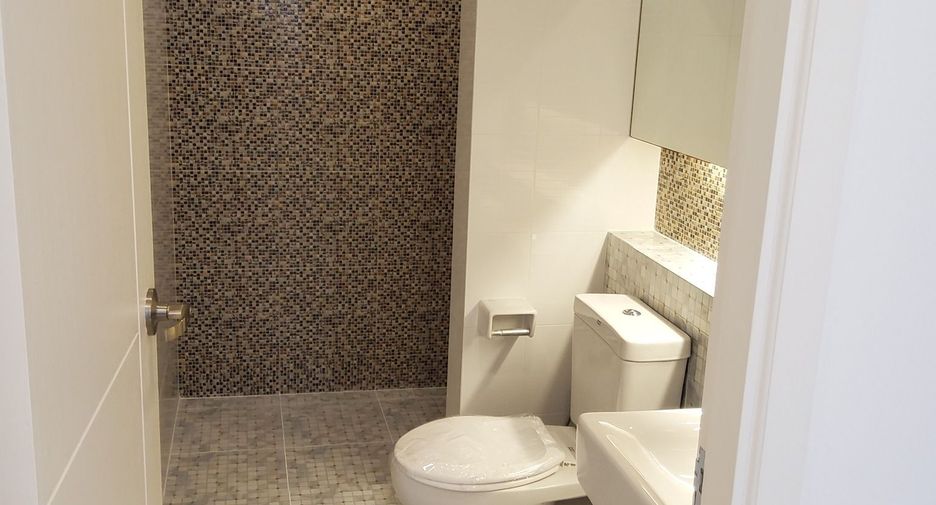 For sale 3 bedrooms townhouse in Saphan Sung, Bangkok