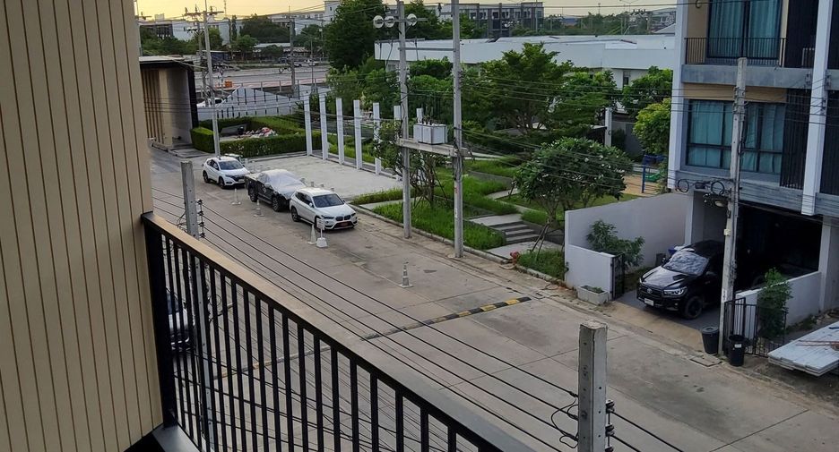 For sale 3 bedrooms townhouse in Saphan Sung, Bangkok