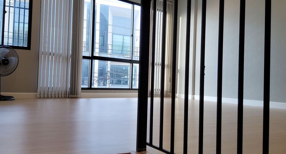 For sale 3 bedrooms townhouse in Saphan Sung, Bangkok