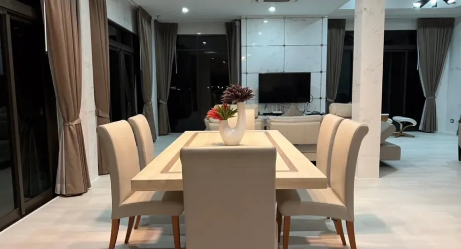 出租 4 卧室 联排别墅 在 Mueang Pathum Thani, Pathum Thani