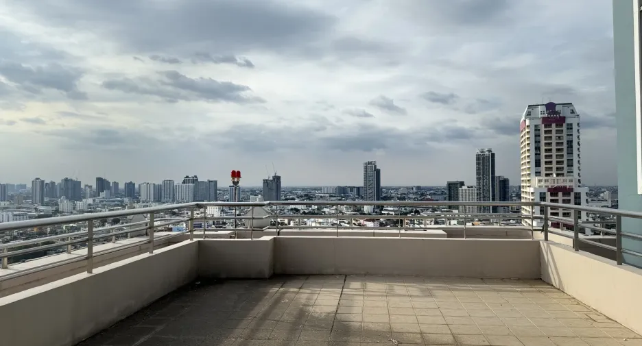 For sale 5 bedrooms condo in Bang Kho Laem, Bangkok