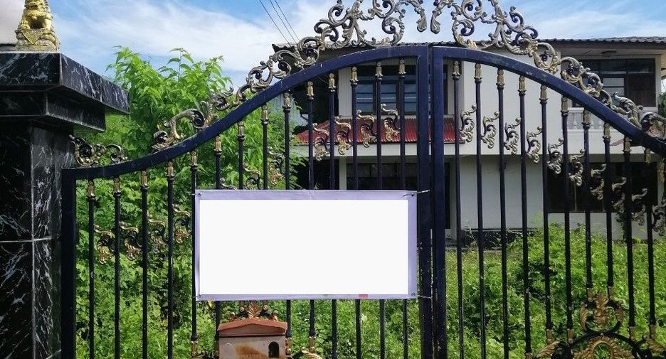 For sale 4 bedrooms house in Mueang Phrae, Phrae