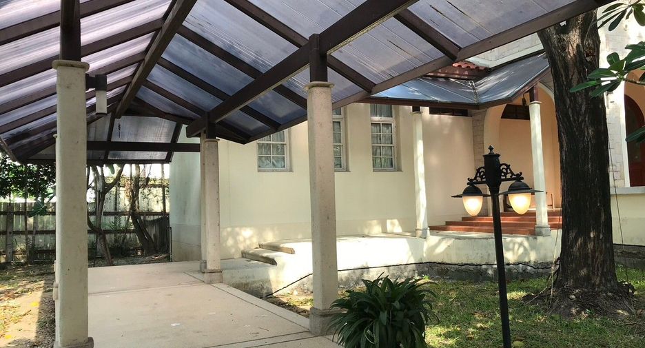 For sale 2 bedrooms house in Phra Khanong, Bangkok