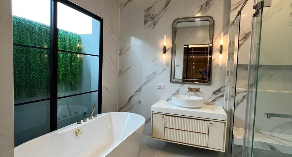 For sale 4 bedrooms house in Saphan Sung, Bangkok