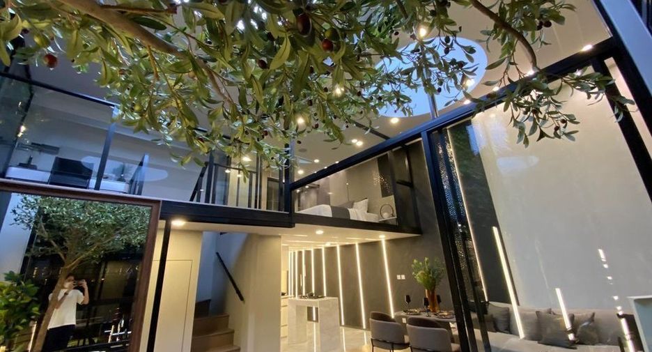 For sale 3 bedrooms condo in Watthana, Bangkok