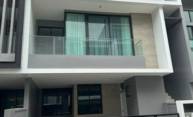 À vendre 3 chambres maison de ville à Saphan Sung, Bangkok