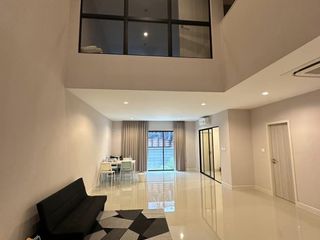 Casa adosada en venta de 3 habitaciones en Saphan Sung, Bangkok