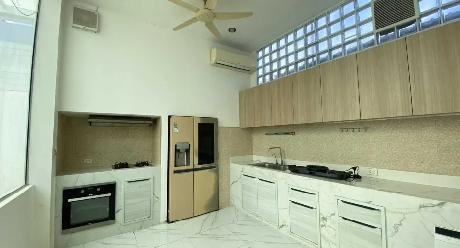 For rent 4 bedrooms villa in Mueang Phuket, Phuket