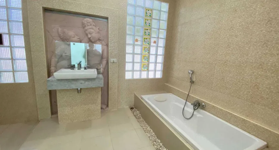 For rent 4 bedrooms villa in Mueang Phuket, Phuket