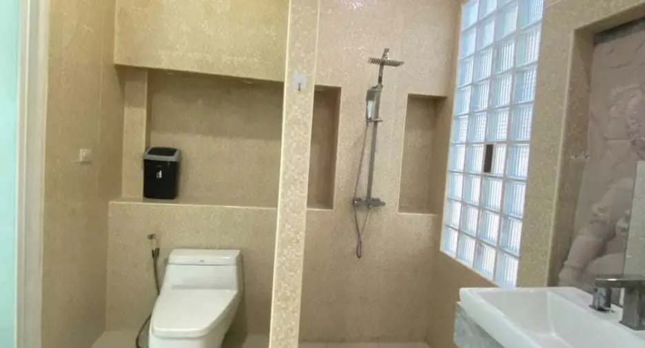 For rent 4 bedrooms villa in Mueang Phuket, Phuket