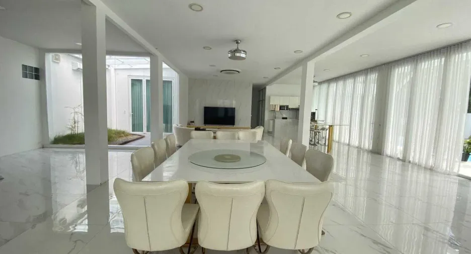 For rent 4 bedrooms villa in Mueang Phuket, Phuket