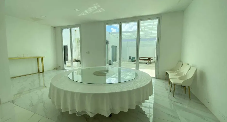 For rent 4 bedrooms villa in Mueang Phuket, Phuket