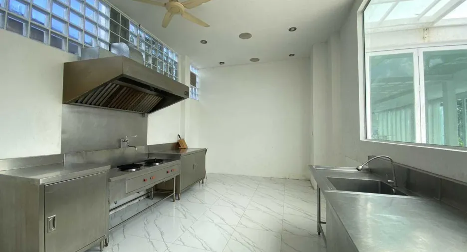 For rent 4 bedrooms villa in Mueang Phuket, Phuket