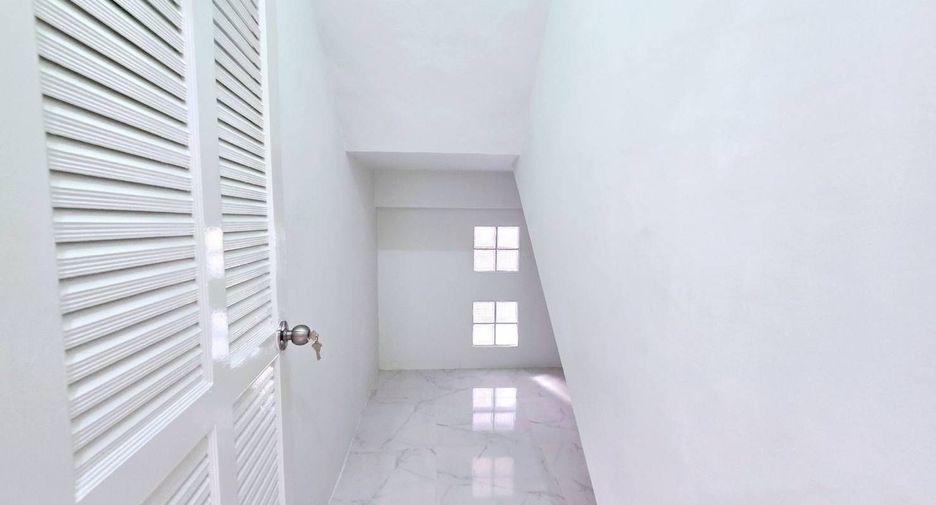 For sale 3 bedrooms house in Khlong Sam Wa, Bangkok