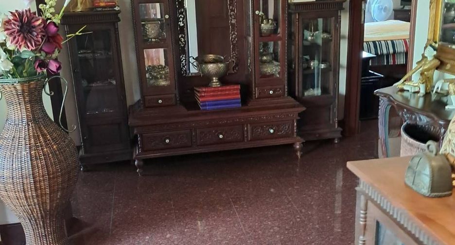 For sale 9 bedrooms villa in Mueang Nakhon Pathom, Nakhon Pathom