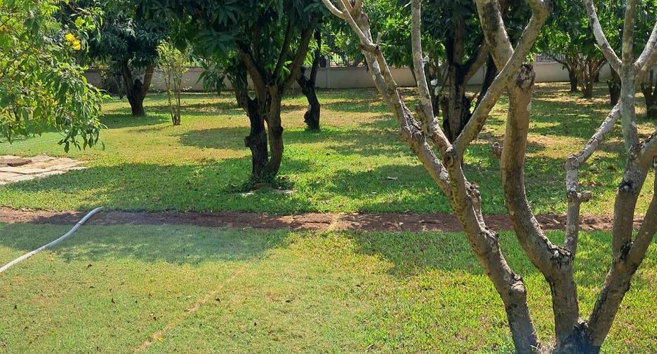 For sale 9 bedrooms villa in Mueang Nakhon Pathom, Nakhon Pathom