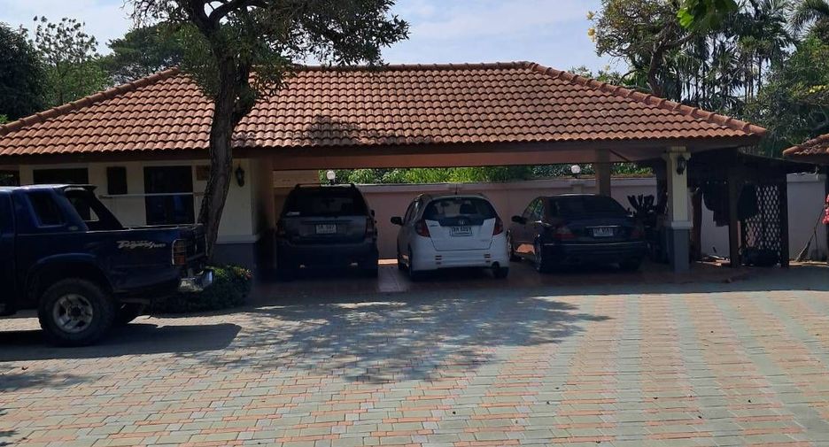 For sale 9 bedrooms villa in Mueang Nakhon Pathom, Nakhon Pathom