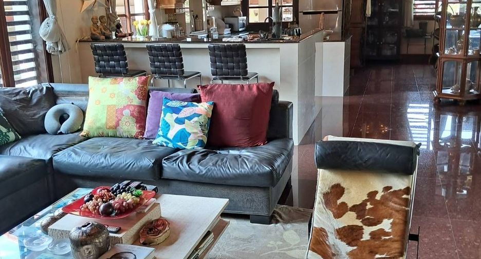 For sale 9 bedrooms villa in Mueang Nakhon Pathom, Nakhon Pathom