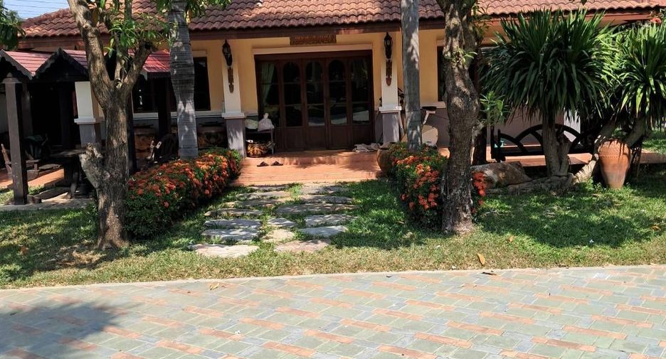 For sale 9 bedrooms villa in Mueang Nakhon Pathom, Nakhon Pathom