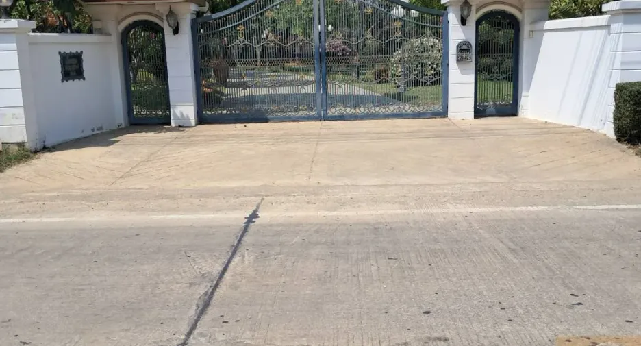 For sale 9 bedrooms villa in Mueang Nakhon Pathom, Nakhon Pathom