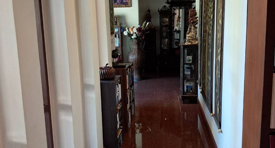 For sale 9 bedrooms villa in Mueang Nakhon Pathom, Nakhon Pathom