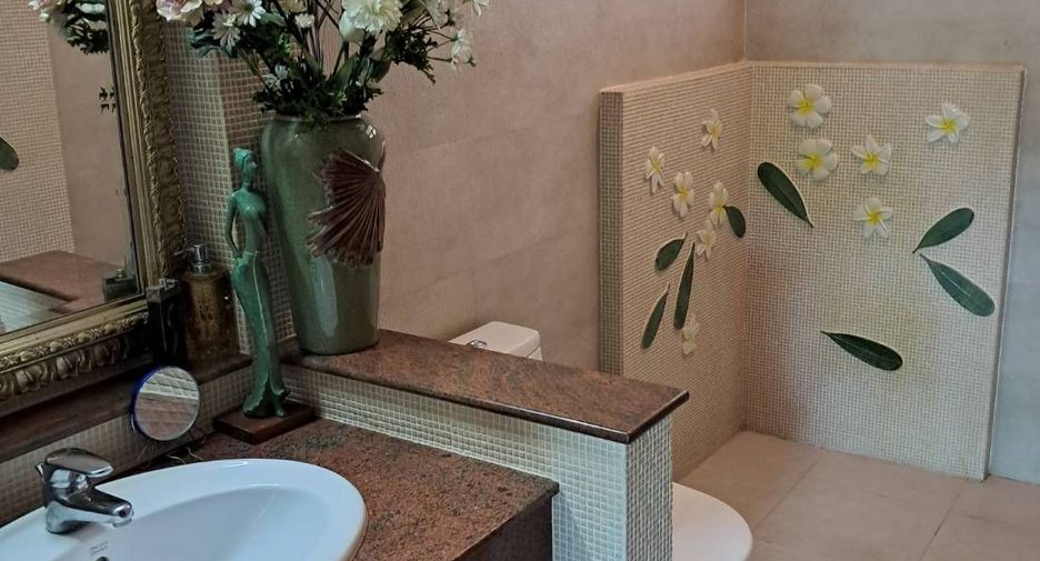 For sale 9 bedrooms villa in Mueang Nakhon Pathom, Nakhon Pathom