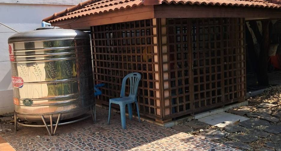 For sale 9 bedrooms villa in Mueang Nakhon Pathom, Nakhon Pathom