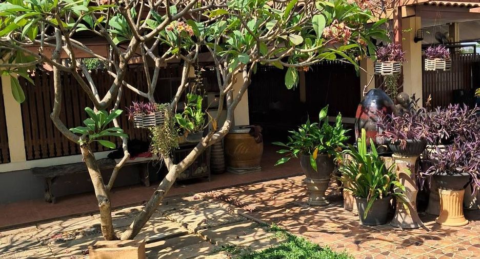 For sale 9 bedrooms villa in Mueang Nakhon Pathom, Nakhon Pathom