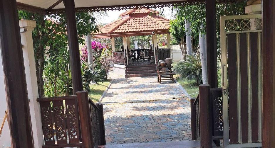 For sale 9 bedrooms villa in Mueang Nakhon Pathom, Nakhon Pathom