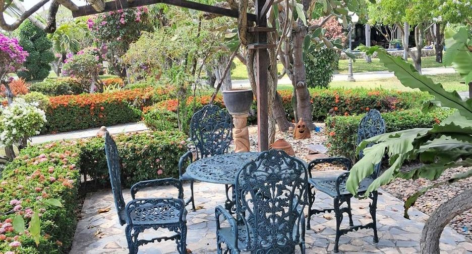 For sale 9 bedrooms villa in Mueang Nakhon Pathom, Nakhon Pathom