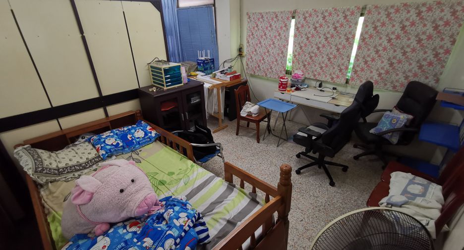 For sale 5 bedrooms townhouse in Khlong Sam Wa, Bangkok